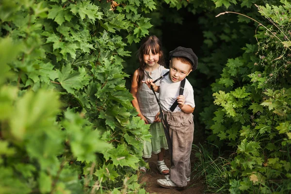 Enfants heureux en plein air . — Photo