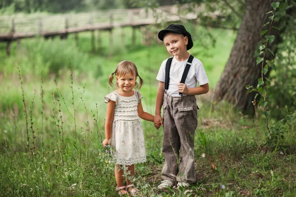 Kinderen gelukkig buitenshuis. — Stockfoto