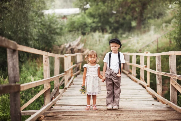 Kinderen gelukkig buitenshuis. — Stockfoto