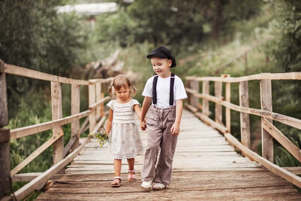 çocuklar mutlu açık havada.