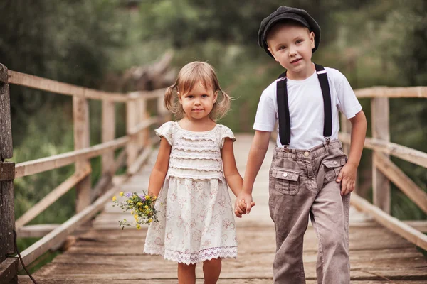 çocuklar mutlu açık havada.