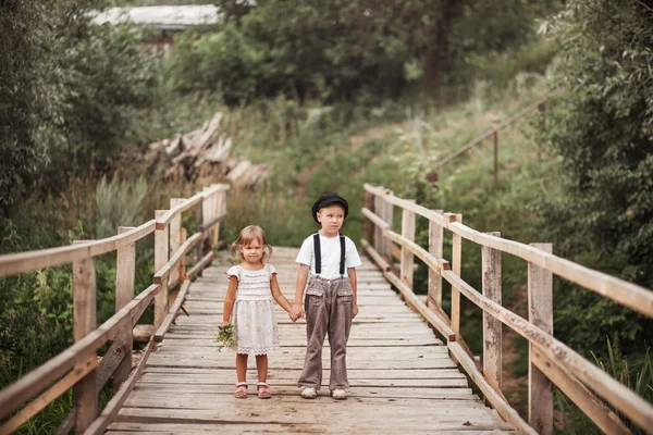 Çocuklar mutlu açık havada. — Stok fotoğraf