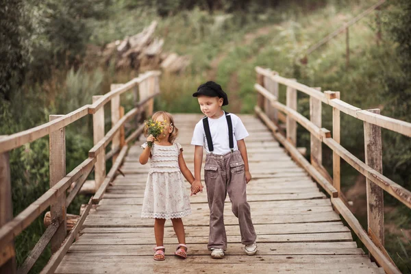 Kinderen gelukkig buitenshuis. — Stockfoto