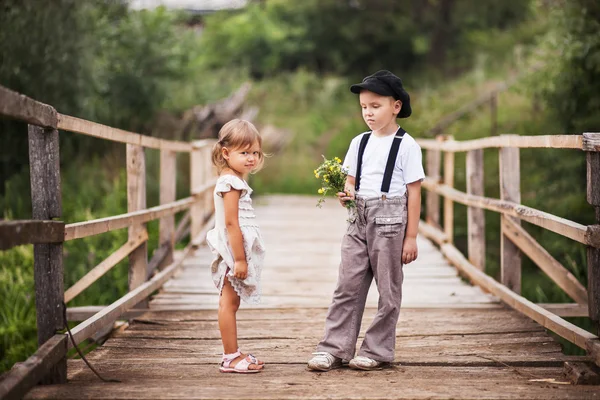 Kinderen gelukkig buitenshuis. — Stockfoto