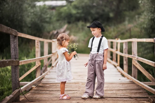 Kinderen gelukkig buitenshuis. — Stockfoto