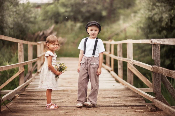 çocuklar mutlu açık havada.