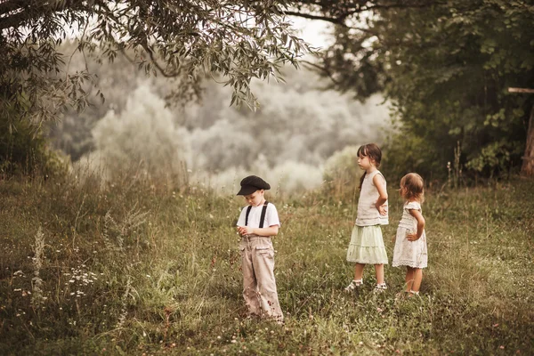 Діти щасливі на відкритому повітрі . — стокове фото