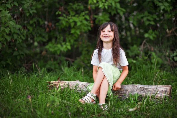 Kind glücklich im Freien. — Stockfoto