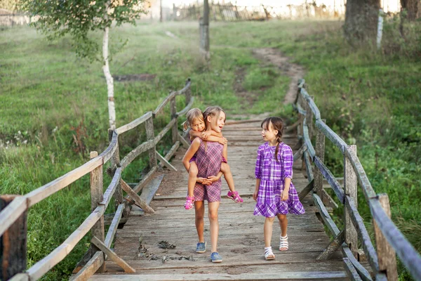 Kind gelukkig outddoors. — Stockfoto