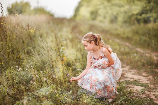 Kind glücklich im Freien. — Stockfoto