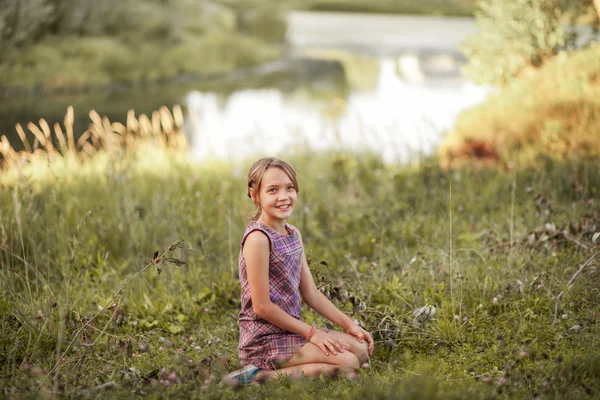 Criança feliz ao ar livre . — Fotografia de Stock