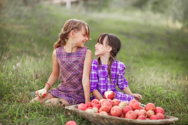 Дитині з'їсти яблуко . — стокове фото