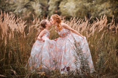 mutlu aile açık havada.