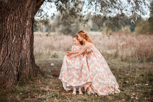 Familie gelukkig buitenshuis. — Stockfoto