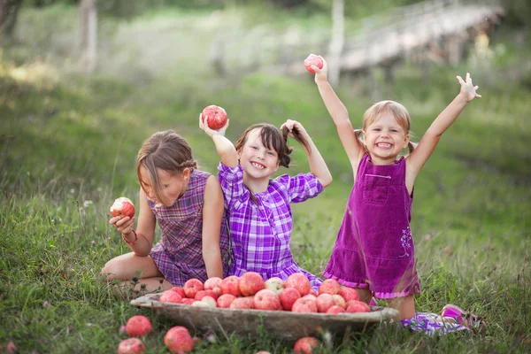 Enfant manger pomme . — Photo