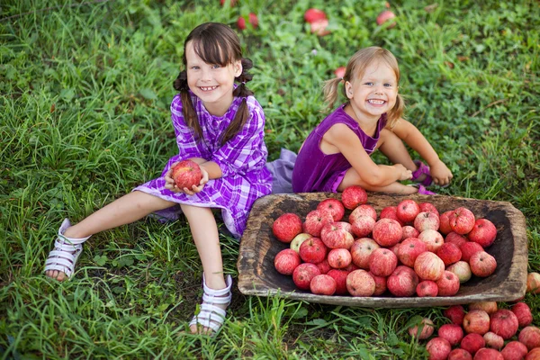 Bambino mangia mela . — Foto Stock