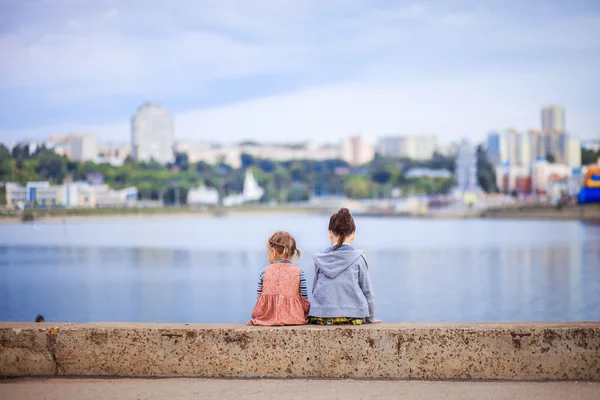 Die Kinder sitzen. — Stockfoto