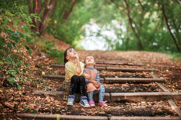 Los niños se sientan . —  Fotos de Stock