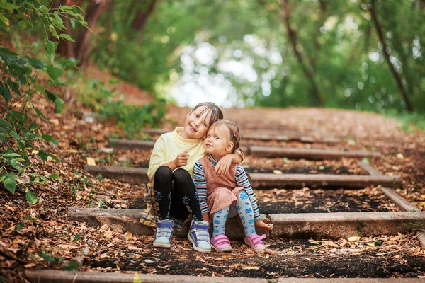 Die Kinder sitzen. — Stockfoto