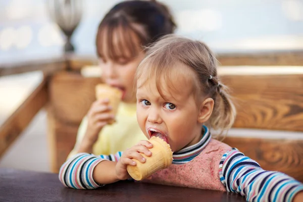 Das Kind, das isst. — Stockfoto