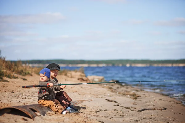 De kinderen visserij. — Stockfoto