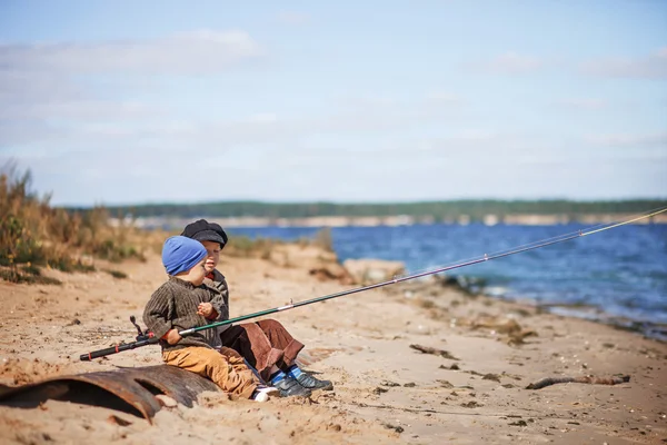 I bambini pescano . — Foto Stock