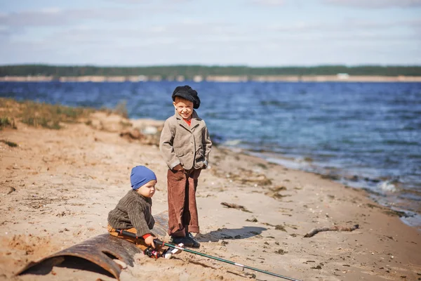 I bambini pescano . — Foto Stock