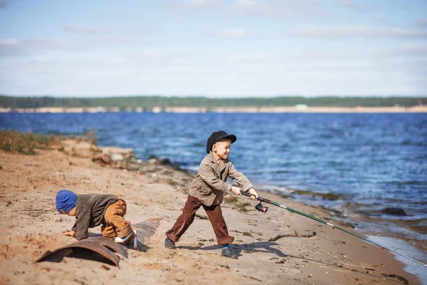 De kinderen visserij. — Stockfoto