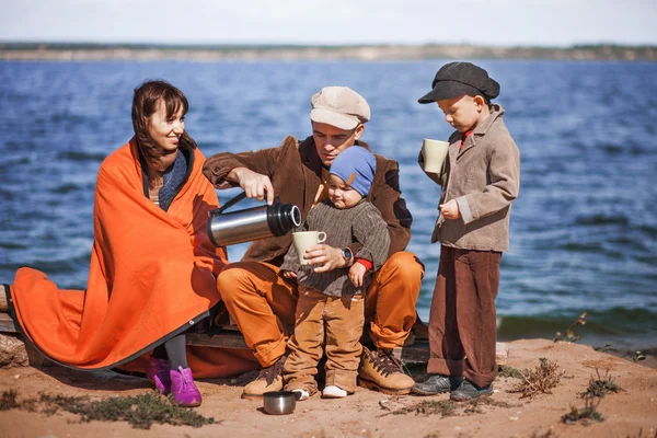 Familia feliz al aire libre . — Foto de Stock