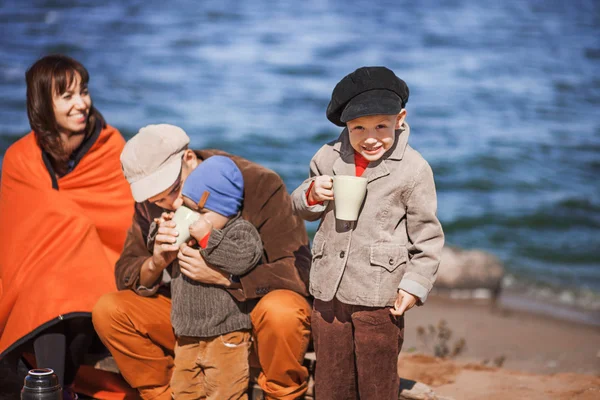 Familjen glad utomhus. — Stockfoto