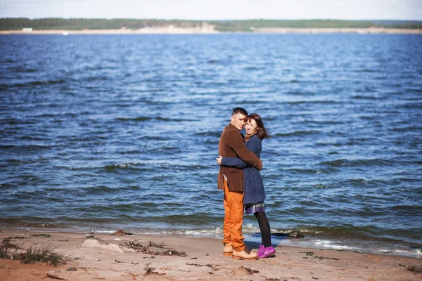 Couple heureux en plein air . — Photo