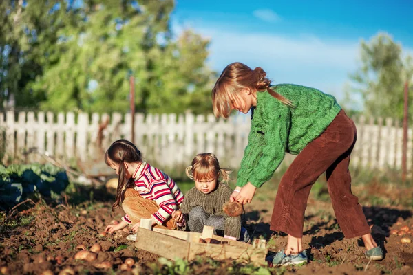 Kinder im Garten. — Stockfoto