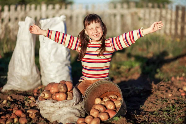 Kinder im Garten. — Stockfoto