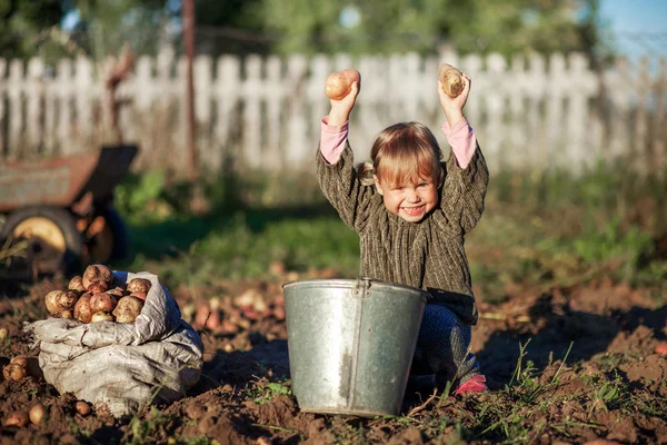 Kinderen in de tuin. — Stockfoto