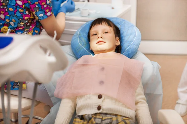 Girl at the dentist. — Stock Photo, Image