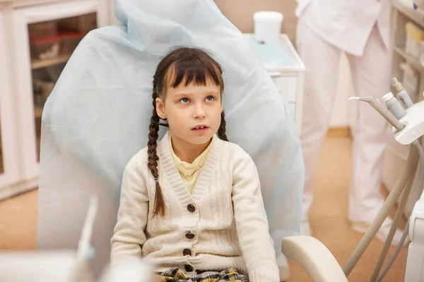 Meisje bij de tandarts. — Stockfoto