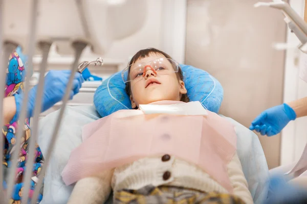 Girl at the dentist. — Stock Photo, Image