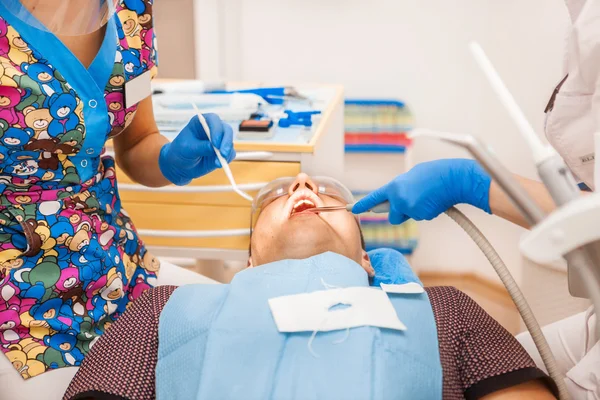 Man in de tandheelkunde. — Stockfoto