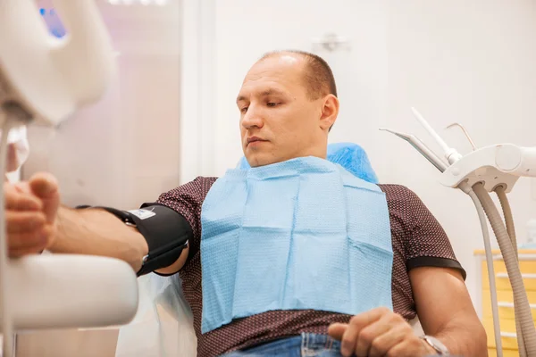 Man in de tandheelkunde. — Stockfoto