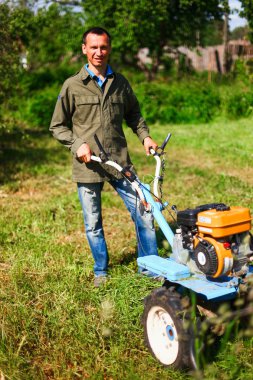 Çim biçici.