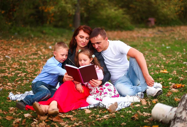 La familia feliz . — Foto de Stock