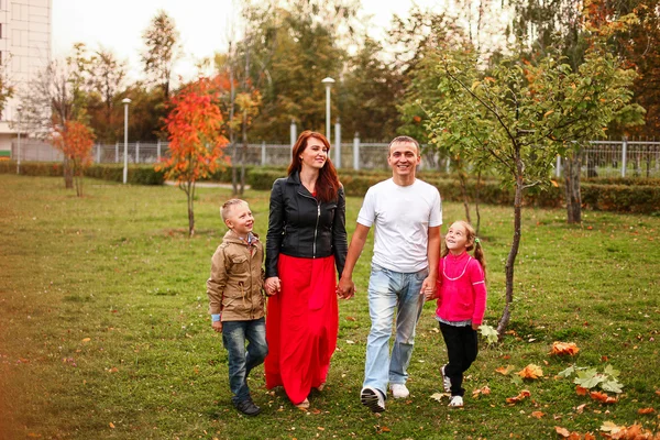 A família feliz . — Fotografia de Stock