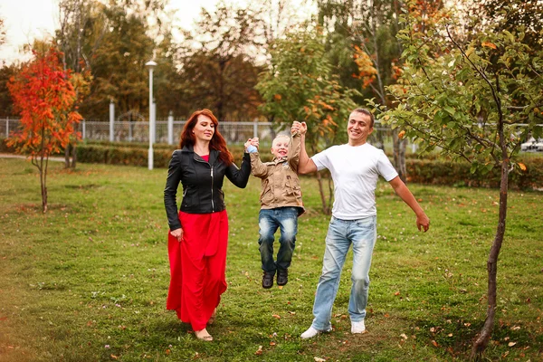 A família feliz . — Fotografia de Stock