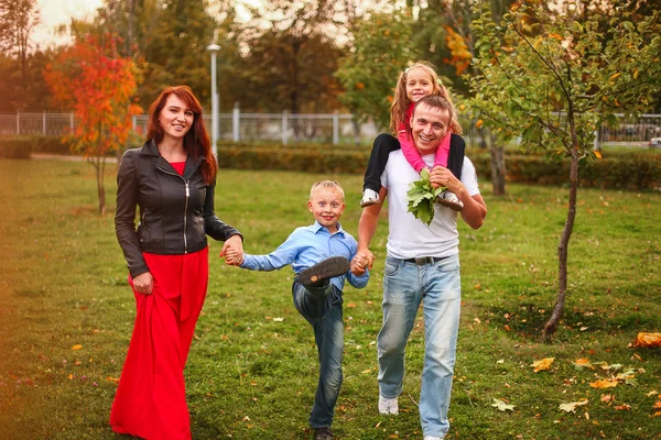 Die glückliche Familie. — Stockfoto