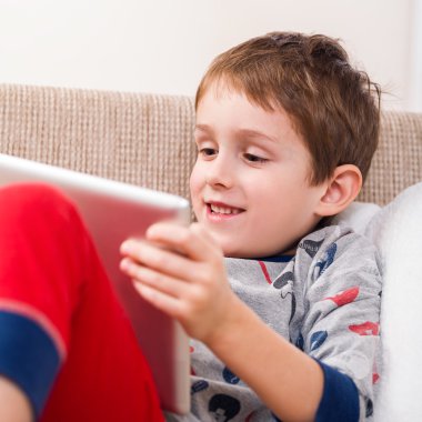 Dijital tablet ile oynayan çocuk