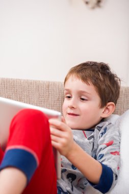 Dijital tablet ile oynayan çocuk