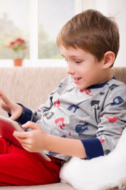 Dijital tablet ile oynayan çocuk