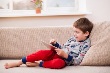 Dijital tablet ile oynayan çocuk