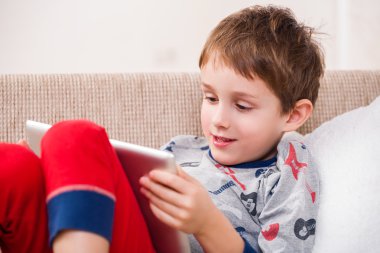 Dijital tablet ile oynayan çocuk