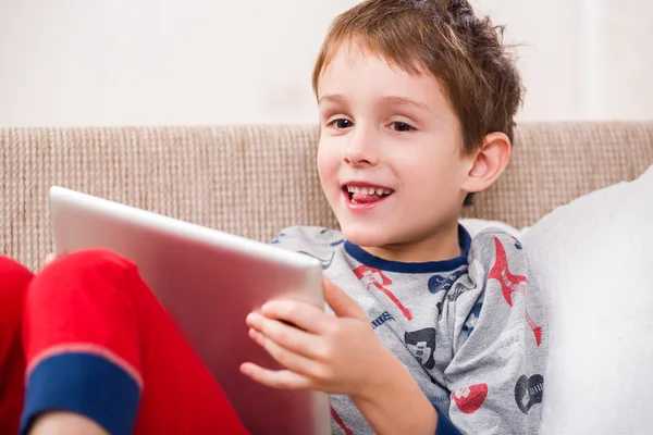 Хлопчик грає з цифровим планшетом — стокове фото
